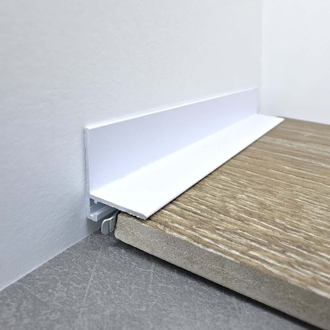 Плинтус TeckWood Micro L-20 Белый Муар RAL 9016 - фото 1