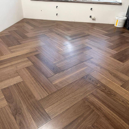Паркет ёлка HM Flooring Орех Американский селект (Herringbone) лак - фото 4