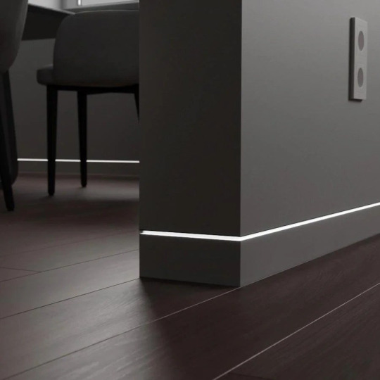 Плинтус Luxury Wood Decor Invisible™ Скрытый под подсветку чёрный муар / RAL 9005 - фото 6