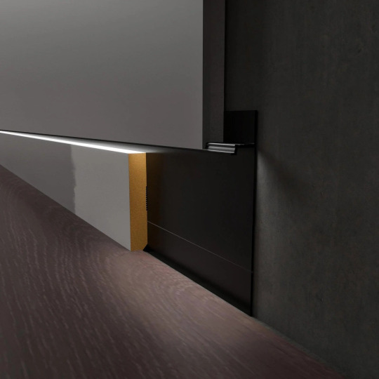 Плинтус Luxury Wood Decor Invisible™ Скрытый под подсветку чёрный муар / RAL 9005 - фото 4