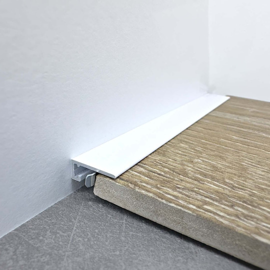 Плинтус TeckWood Micro М-6 Белый Муар RAL 9016 - фото 1