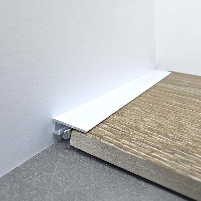 Плинтус TeckWood Micro М-6 Белый Муар RAL 9016 - фото 1