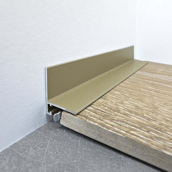 Плинтус TeckWood Micro L-20 Шампань Муар RAL 1035 - фото 1