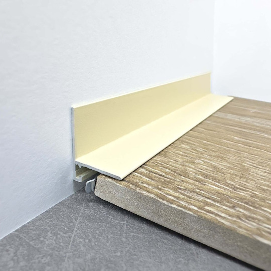 Плинтус TeckWood Micro L-20 Слоновая кость Муар RAL 1015 - фото 1
