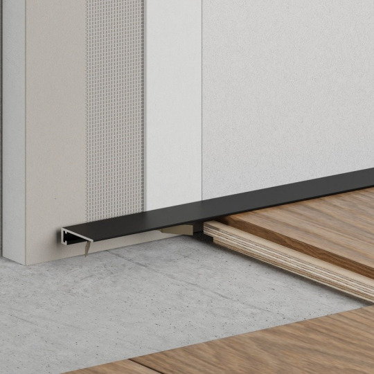 Микроплинтус Ликорн Скрытый С-05.25.3 Чёрный - фото 1