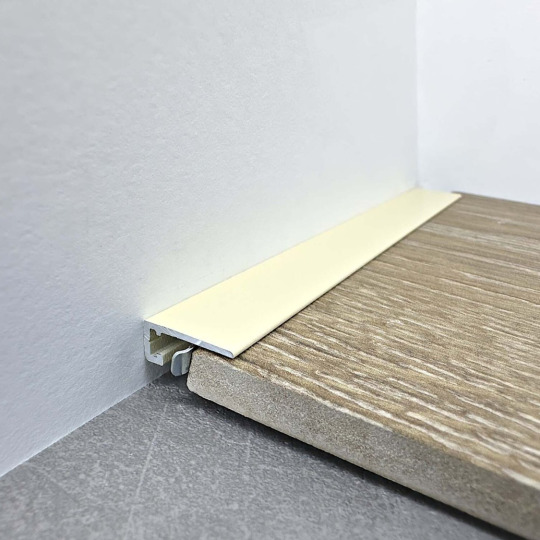 Плинтус TeckWood Micro М-6 Слоновая кость Муар RAL 1015 - фото 1