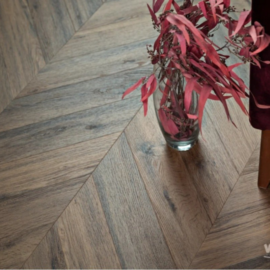 Кварц виниловый ламинат Vinilam Parquet Chevron Glue I107516 Шеврон Лувр клеевой
- фото 1